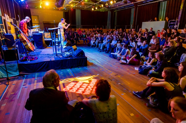 Brihang tijdens Geen Daden Maar Woorden Festival